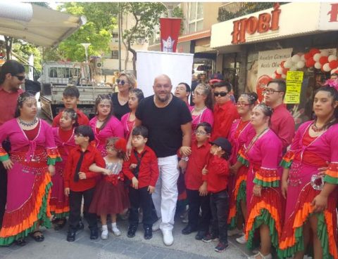 Ege Bölgesi Başkanı F.Serdar Tüzün çocuklarla Ege Bölgesi Başkanı F.Serdar Tüzün çocuklarla